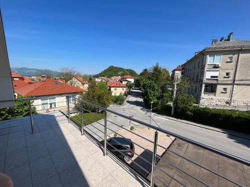 Blick auf einen Balkon mit einem Auto auf einer Straße in der Unterkunft Apartma Azurre in Postojna