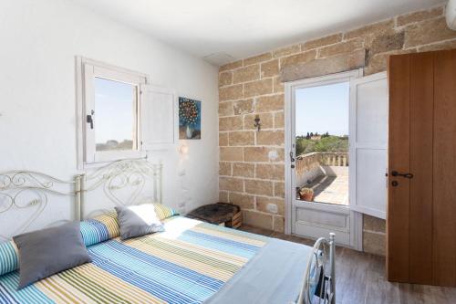 een slaapkamer met een bed en een raam bij Trappito Stracca Agriturismo Masseria didattica in Alezio