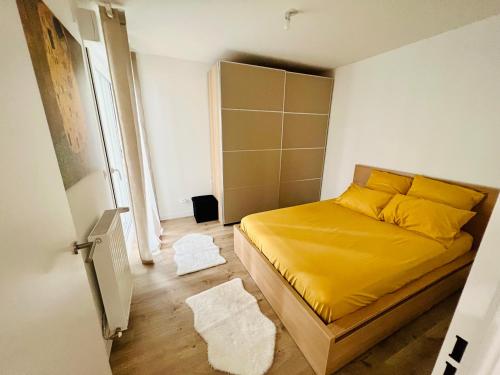- une chambre avec un lit jaune dans l'établissement Modern T2 Apart near Paris JO, 15min to Tour Eiffel with RER C, à Asnières-sur-Seine