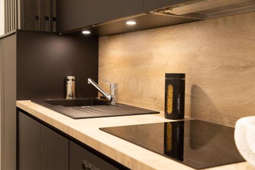 une cuisine avec un évier et un plan de travail dans l'établissement BED I HOME 80M2 d’exception au centre d’Angers, à Angers