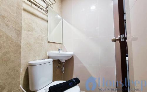 Un baño de Apartemen Trans Park Cibubur by Housleep