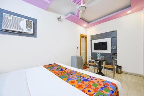 1 dormitorio con 1 cama y comedor en FabHotel Capital Inn en Ghaziabad