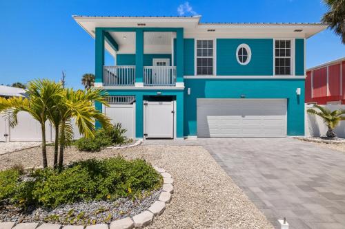 una casa azul y blanca con entrada en Inn-2-Blue - 155 Jefferson St home en Fort Myers Beach