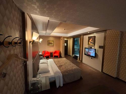a hotel room with a bed and a television at Hua Xiang Motel - Da Chang in Kaohsiung