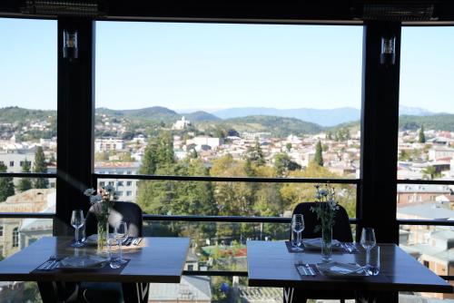 クタイシにあるHotel Panoramicの市街の景色を望むお部屋(テーブル2台付)