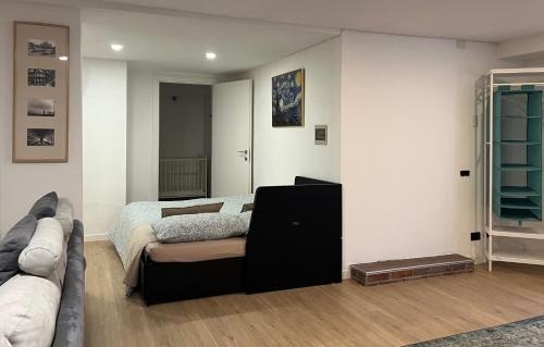 a living room with a couch and a bed at La Perla in Monza
