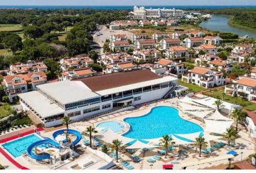 uma vista aérea de um resort com uma grande piscina em villa royal em Belek