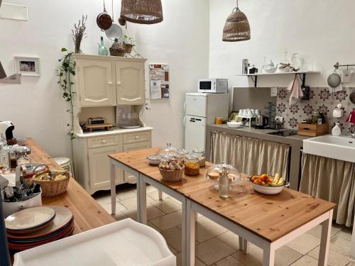 Il comprend une cuisine avec une table en bois et un comptoir. dans l'établissement La Mitria, à Trani