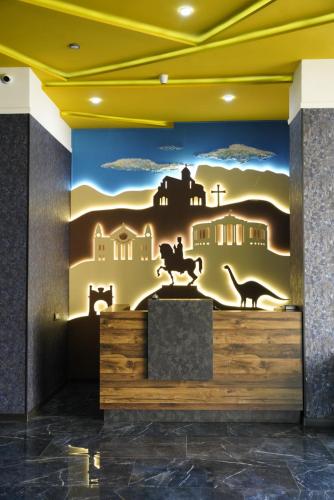 クタイシにあるHotel Panoramicの動物が描かれたロビーの壁画