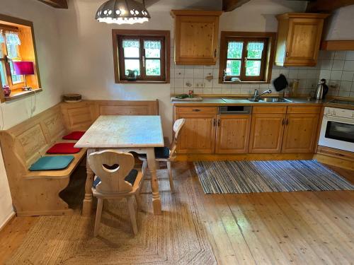 een keuken met houten kasten en een houten tafel bij Ferienhaus // Waldlerhaus - Bayern - Bayerischer Wald in Windberg