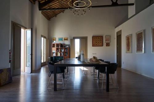 a dining room with a table and chairs at molino rehabilitado con gran terraza y piscina in Paterna