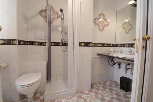 y baño con aseo, ducha y lavamanos. en Il Paradiso Di Hyele, en Ascea