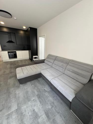 un sofá grande en una habitación con cocina en Central Apartments Opava, en Opava