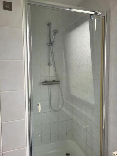 une salle de bain avec douche et baignoire dans l'établissement Holiday Home Friesland near the Wadden Sea with Wifi and 3 Bedrooms, à Tzummarum