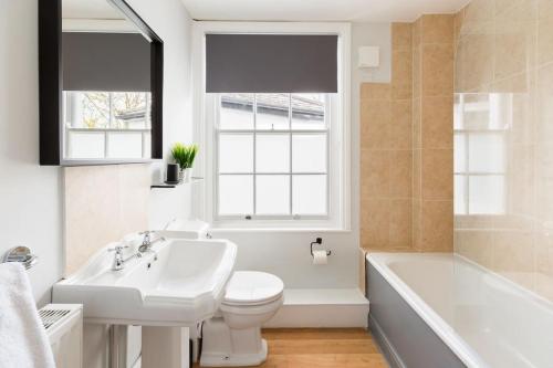 Et badeværelse på Fabulous Malvern Townhouse