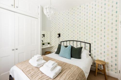 Un pat sau paturi într-o cameră la Fabulous Malvern Townhouse