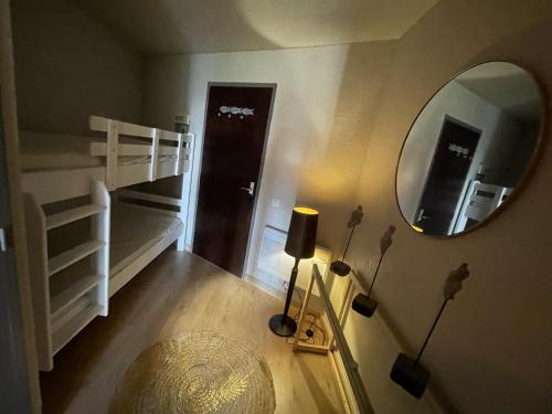Cette chambre comprend des lits superposés et un miroir. dans l'établissement Sete, Studio en bord de mer, vue imprenable, à Sète