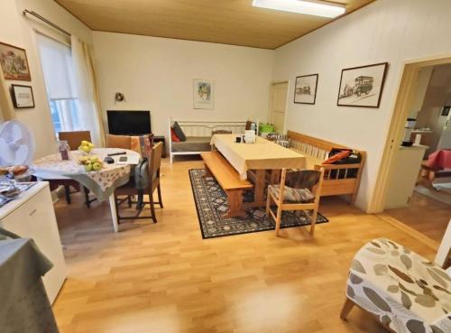 a kitchen and living room with a table and chairs at Ollinpolun matkakoti in Sulkava