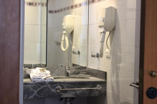 La salle de bains est pourvue d'un lavabo et d'un miroir. dans l'établissement Hotel Villa Igea, à Diano Marina