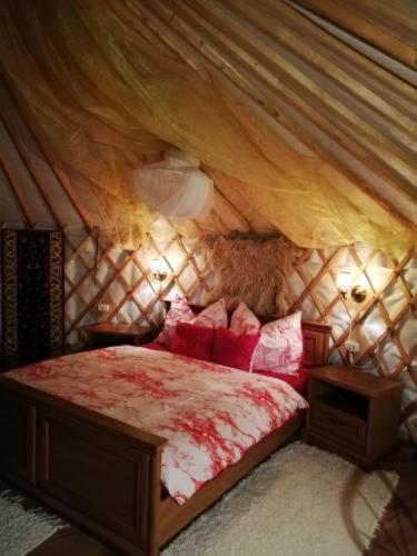 Mennyország Jurta Hotel : غرفة نوم بسرير في خيمة