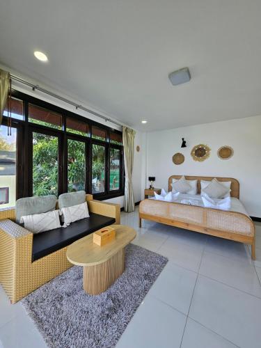 ein Wohnzimmer mit 2 Sofas und einem Tisch in der Unterkunft Phangan Utopia Resort in Mae Haad