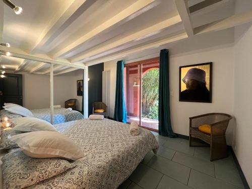 une chambre avec deux lits et une fenêtre dans l'établissement Petite Toscane Villa close to Aix en Provence, à Ventabren