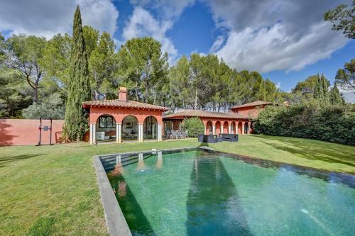 une maison avec une piscine dans la cour dans l'établissement Petite Toscane Villa close to Aix en Provence, à Ventabren