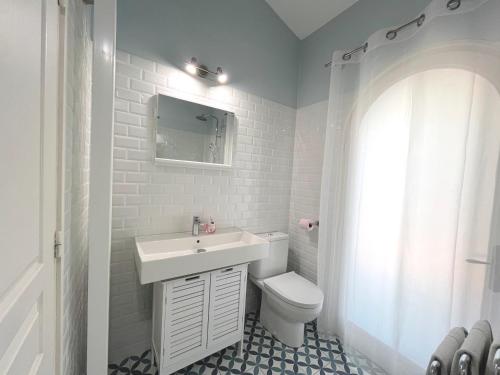une salle de bain blanche avec un lavabo et des toilettes dans l'établissement Petite Toscane Villa close to Aix en Provence, à Ventabren