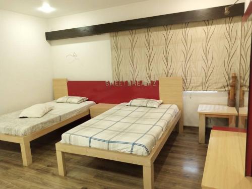 una camera con due letti in una stanza con di Entire Bungalow In Karachi a Karachi