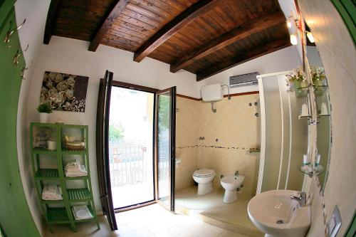 a bathroom with a toilet and a sink at B&B La Veduta in Scilla