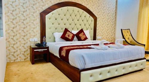 a bedroom with a large bed with two swans on it at Hotel Radian regency - Family Vacations - Tasty Food - Parking Space and Top Rated Property in KUFRI in Shimla