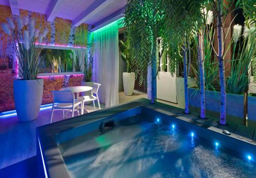 bañera de hidromasaje en una habitación con plantas en Hotel Locanda Al Piave ***S en San Donà di Piave