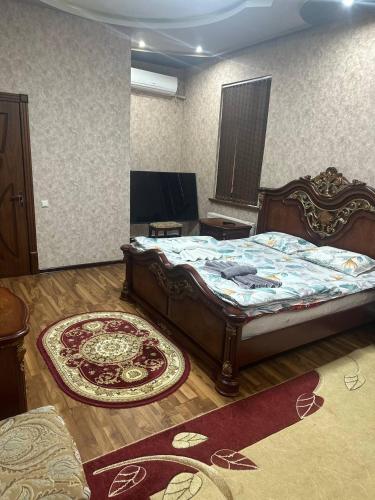 ein Schlafzimmer mit einem Bett und einem Teppich auf dem Boden in der Unterkunft NL hotel in Yakkasaray