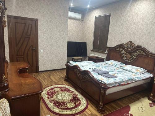 ein Schlafzimmer mit einem Bett, einem Stuhl und einem Spiegel in der Unterkunft NL hotel in Yakkasaray