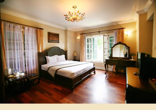 Postel nebo postele na pokoji v ubytování Dalat Cadasa Resort