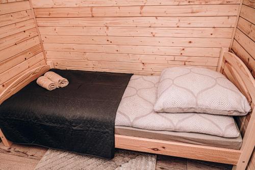 a bed in a wooden sauna with at Górskie Chatki Krysi i Piotrka Bursztynowy in Stronie Śląskie