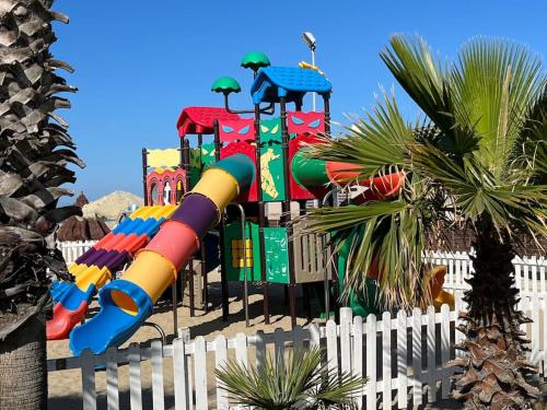 ein farbenfroher Wasserpark mit Spielplatz in der Unterkunft 4 SEASON SUITES 130mq AD UN PASSO DAL MARE con GYM PRIVATA in Pescara