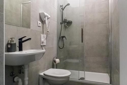 a bathroom with a shower and a toilet and a sink at Friendly 2BR Apt- Near U6 Station am Schöpfwerk in Vienna