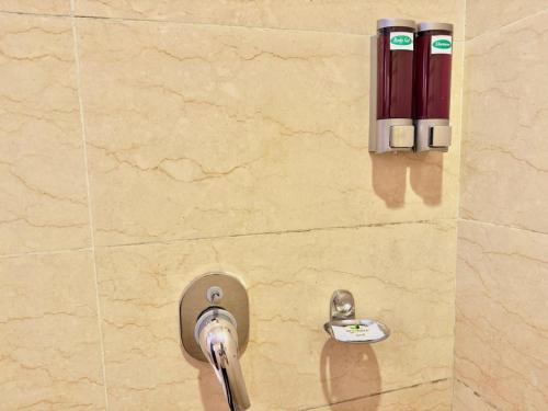 La salle de bains est pourvue d'un lavabo avec un robinet. dans l'établissement Radiance valley Resort - A peaceful stay, à Mai Jūbar