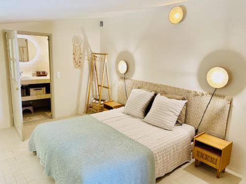 une chambre avec un lit avec une couverture bleue et blanche dans l'établissement Maison Joucas, à Joucas