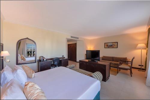 Télévision ou salle de divertissement dans l'établissement Crowne Plaza Antalya by IHG