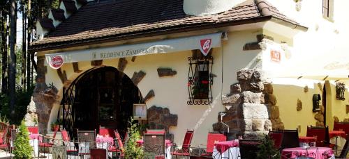 a store with pink tables and chairs in front of a building at Rezidence Zámeček - Boutique Hotel in Františkovy Lázně