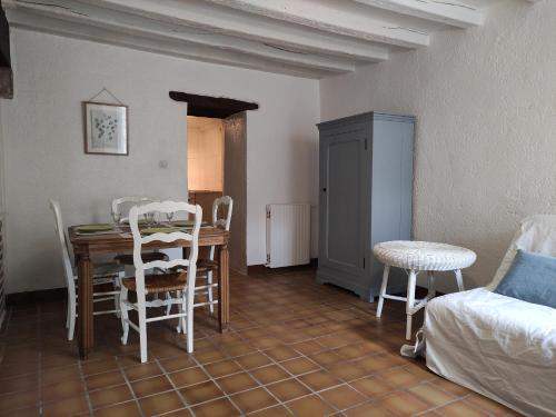 - une salle à manger avec une table, des chaises et un lit dans l'établissement Appartement Blois centre ville, à Blois