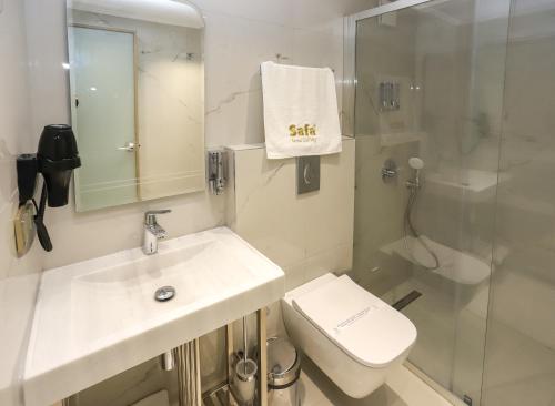 uma casa de banho com um lavatório, um WC e um chuveiro em Safa Hotel Old City em Istambul