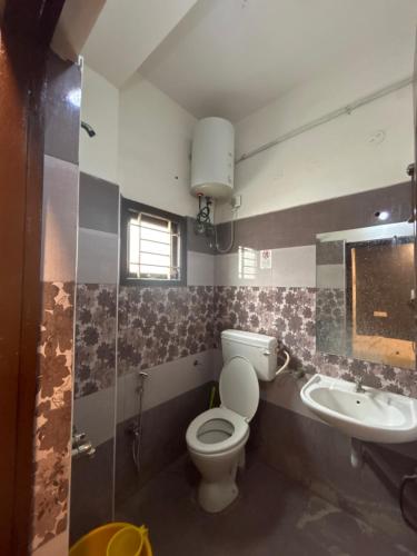 bagno con servizi igienici e lavandino di HOTEL BLUESTONE a Coimbatore