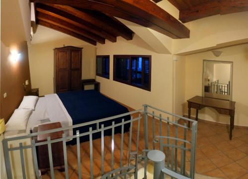 - une chambre avec un lit et une table dans l'établissement Cortile dei Sogni, à Catane