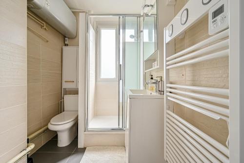 une petite salle de bain avec toilettes et douche dans l'établissement Appartement cosy rénové, proche métro Paris, à Maisons-Alfort