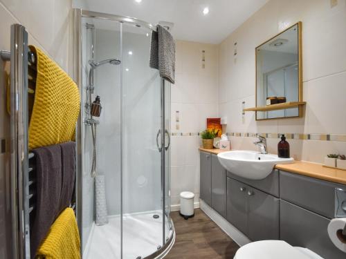 een badkamer met een douche en een wastafel bij The Leveret in Aberlady