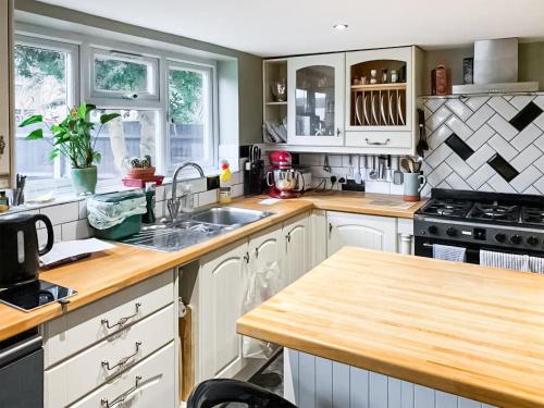 A cozinha ou kitchenette de Mallard Cottage