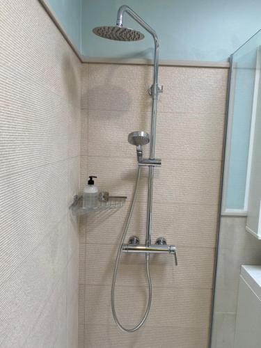 ロス・カンカホスにあるVivienda Vacacional Sal y Marのバスルーム(シャワー、シャワーヘッド付)が備わります。